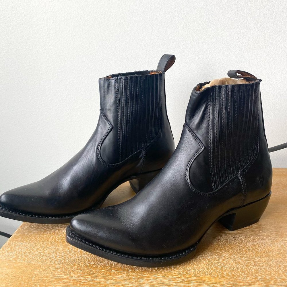 New Sacha Chelsea Frye Boots in Black, size 7